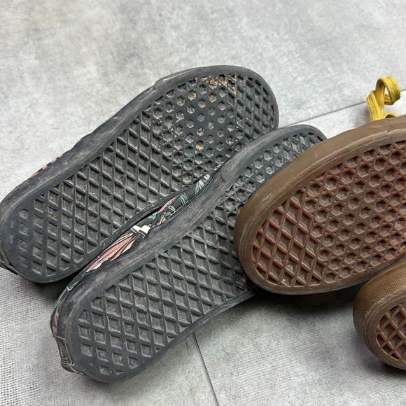 🔹VANS🔹 BUNDLE.. size 8 1/2 and 7 1/2 I can separate if you’d like - Picture 6 of 6